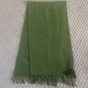 Loro Piana Green Cashmere Piccola scarf with ribbed texture and fringe